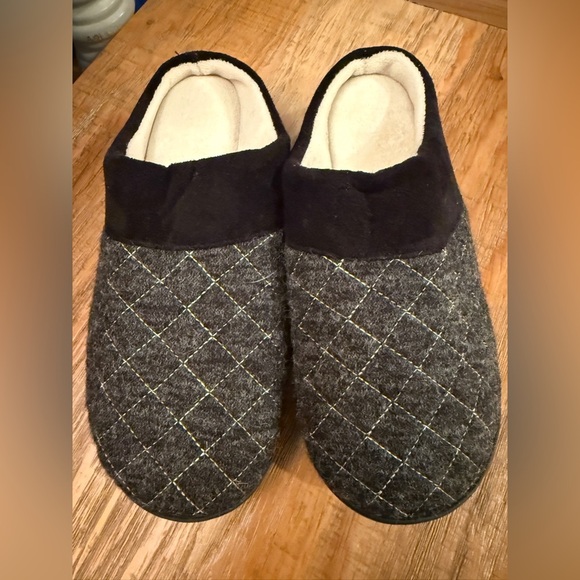 Isotoner Women’s Black White Quilted Slippers size 8.5-9 Machine Washable LN - Picture 1 of 4